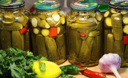 How to prepare crispy cucumbers with aspirin for the winter