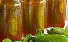 The best recipes for pickling cucumbers with chili ketchup for the winter: we prepare deliciously and roll up correctly