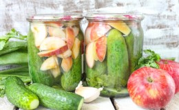 Recipes for cucumbers with apples for the winter: we cook deliciously and roll up correctly