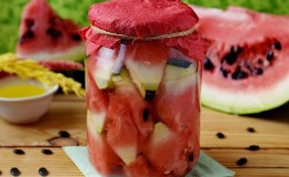 Simple and tasty ways to close a watermelon for the winter in jars