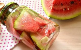How to salt watermelons in a saucepan in slices quickly, easily and tasty