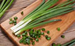 Calorie content, benefits and harms of green onions