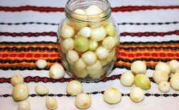 Onions for the winter in jars: how to salt properly