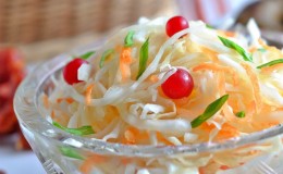We prepare delicious sauerkraut with cranberries at home