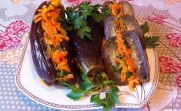 How to cook pickled eggplant stuffed with carrots and garlic
