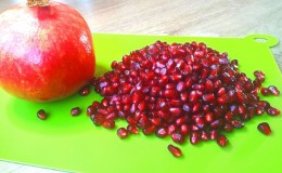 How to eat pomegranate (with or without seeds): life hacks for easy peeling