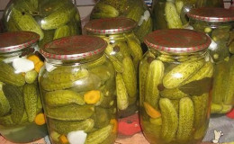 How to properly prepare pickled cucumbers with carrots for the winter