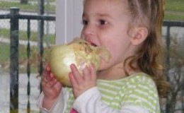 Is it possible to give onions to a small child and at what age