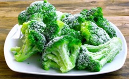 How to properly freeze broccoli for the winter at home: step by step instructions and use of the blank