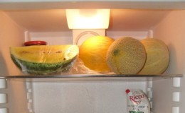 How much cut melon is stored in the refrigerator and how to keep it fresh longer