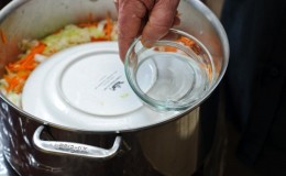 Is it possible to salt and ferment cabbage in a stainless saucepan