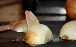 What to do with peeled onions: how to keep them longer