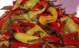 Cold pickled hot peppers in vinegar: the best recipes and tips from experienced housewives