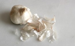Free universal remedy - garlic peel: useful properties and ways of its use in different fields