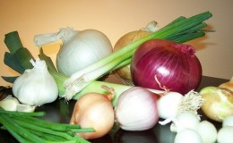 Is it possible to eat onions with gastritis with high or low acidity