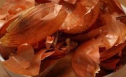 Why is onion peel decoction useful and how it can be used