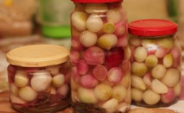 The best recipes for pickled onions for the winter at home
