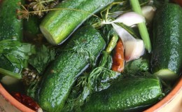 The classic recipe for lightly salted cucumbers in a saucepan with hot brine