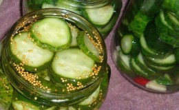 How to cook aromatic and crunchy cucumbers with mustard for the winter