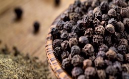 Health benefits and harms of ground black pepper, rules and methods of its use