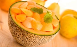 What vitamins are in melon and how is it useful for the body