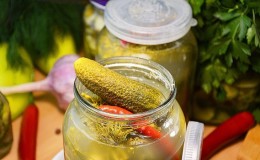 The best recipes for pickling cucumbers in a cold way under a nylon lid