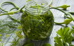 The best ways to harvest parsley for the winter in dry, frozen and canned form