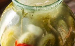 Why does a white bloom appear on pickled cucumbers and is it possible to eat them