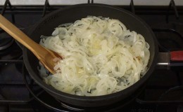 Useful properties of stewed onions for the body and the most delicious recipes