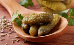 A delicious recipe for the winter: crispy pickled gherkins as in the store in a 1 liter jar