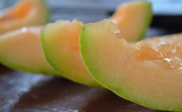 How does melon affect the intestines: weakens or strengthens?
