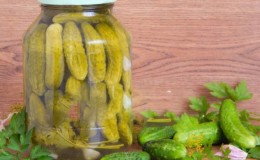 The most delicious recipes for salting crispy cucumbers for the winter with aspirin