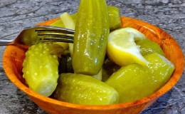 The best recipes for crispy pickled cucumbers with lemon for the winter