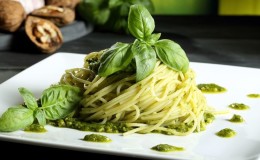 Difference between green and purple basil: benefits and harms, properties, uses