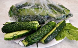 How to cook pickled cucumbers in a bag quickly and tasty