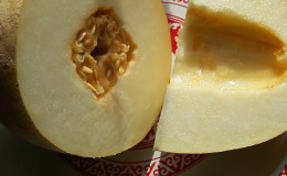 Why melon smells like acetone and can you eat it