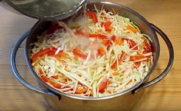Salt cabbage in jars in a cold way for the winter: recipes and recommendations for storage