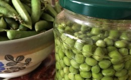 How to cook green peas at home for the winter: the best recipes and useful tips