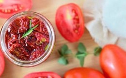 How to make dried tomatoes with your own hands: a selection of the best ways to harvest tomatoes at home