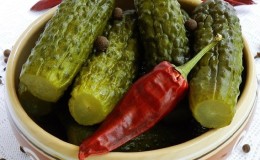 The best recipes for crispy pickled cucumbers with hot peppers for the winter