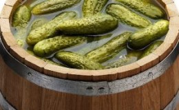 Do-it-yourself step-by-step instructions for salting cucumbers in a barrel