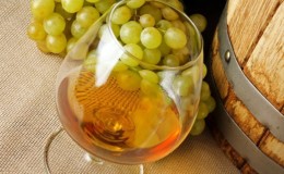 What French and Kuban grape varieties are used to make cognac