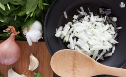 Is it possible to eat fried onions while losing weight and what is its calorie content