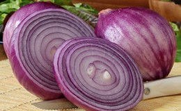 The benefits and harms of red onions for the human body