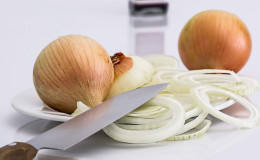 How to eat onions correctly: daily consumption rates, benefits and harms, contraindications