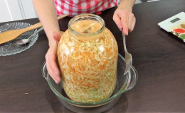 Cooking time for a delicious snack: how much cabbage ferments at room temperature and how to determine readiness