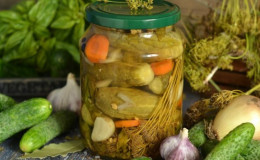 Delicious sweet, crunchy pickled cucumbers: a recipe for the winter for liter cans