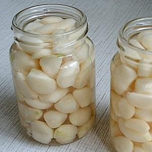 How to preserve garlic for the winter is tasty and simple?