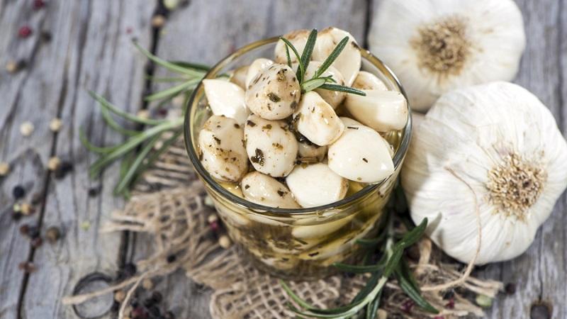 How to preserve garlic for the winter is tasty and simple?