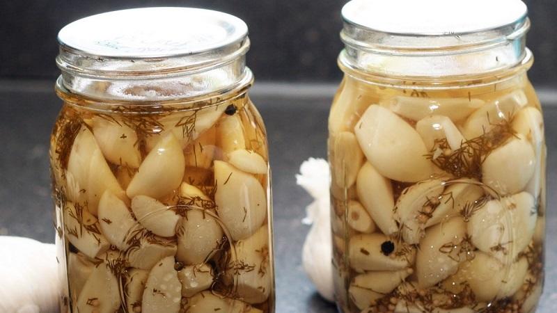 How to preserve garlic for the winter is tasty and simple?